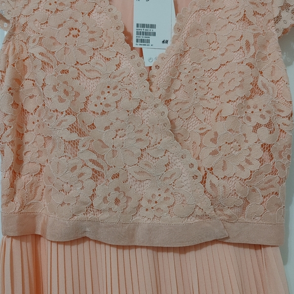 ✅✅ SOLD ✅✅ H&M MAMA Nursing Dress BNWT XS - Picture 3 of 9